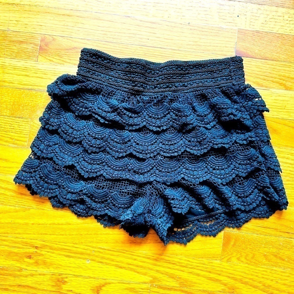 Alt. B Ladies layered crochet black shorts! 🤩​